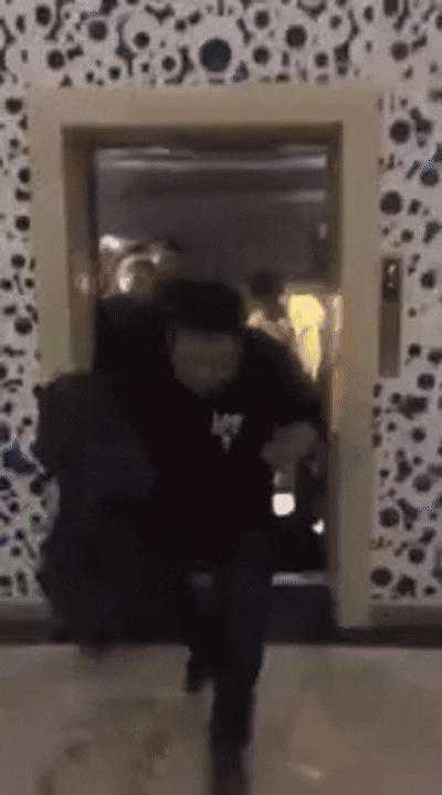 Vomita y se resbala